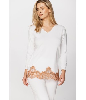 Conjunto de noche ceñido con contraste blanco y naranja